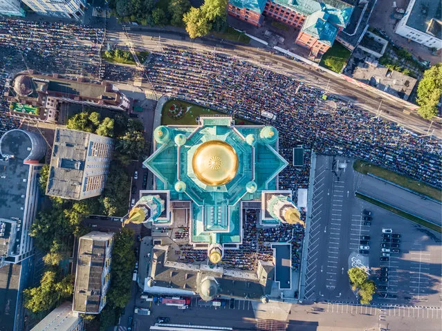 An aerial view of Muslims praying outside the Moscow Cathedral Mosque during Eid al-Adha, also known as the Feast of the Sacrifice on September 1, 2017. (Photo by Dmitry Serebryakov/TASS/Barcroft Images)