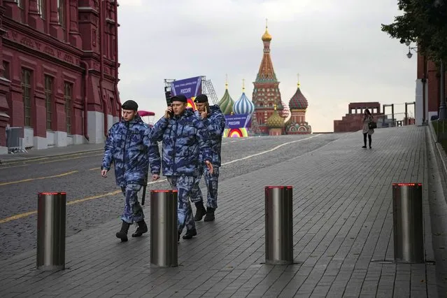 Policemen walk at Red Square with the St. Basil's Cathedral and Lenin Mausoleum in the background ahead of a planned concert in Moscow, Russia, Thursday, September 29, 2022. The Kremlin said that Russian President Vladimir Putin and the leaders of the four regions of Ukraine that held a referendum on joining Russia will attend a ceremony to sign documents on the regions' incorporation into Russia, which will be followed by a big concert on Red Square. (Photo by Alexander Zemlianichenko/AP Photo)