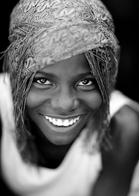“Caroline, Mudimba girl smile – Angola. Mudimba young girl dressed for a wedding. Most of the women were wearing some clothes as it was a christian wedding, but some stayed in their tribal clothes: topless!”. (Eric Lafforgue)