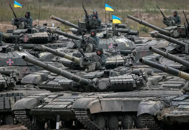 Tank crew are seen as they take part in a military exercise in the training centre of Ukrainian Ground Forces near Goncharivske in Chernihiv region, Ukraine, September 10, 2016. (Photo by Gleb Garanich/Reuters)