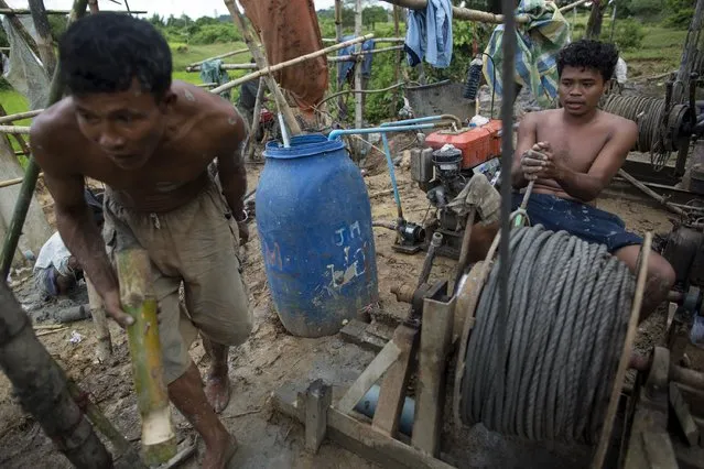 Men work to extract crude oil by hand at Yaynan Taung (Oil Mountain) in Kyaukpyu township, Rakhine state, Myanmar October 6, 2015. (Photo by Soe Zeya Tun/Reuters)