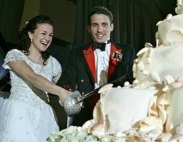 Jordan's Crown Prince Hamzeh bin Hussein and his bride Princess Noor cut their wedding cake at a gala dinner in the Red Sea port of Aqaba, May 28, 2004. (Photo by Reuters/Stringer)