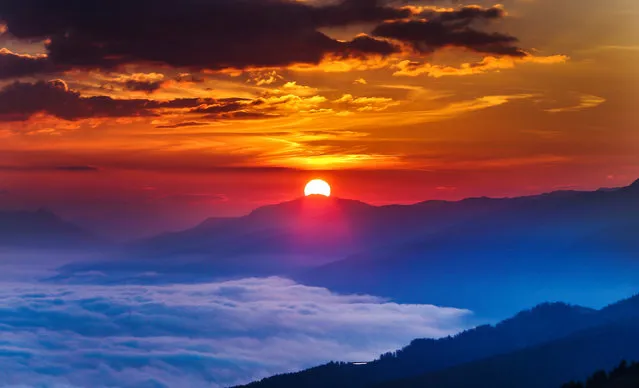 The sun rises as fog covers the Inntal valley in the western Austrian village of Grinzens, Austria September 2, 2016. (Photo by Dominic Ebenbichler/Reuters)