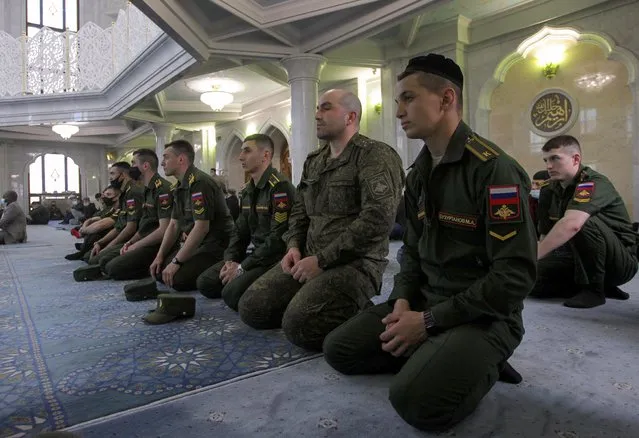 Russian service members and cadets attend the morning prayers to celebrate Eid al-Fitr marking the end of the holy month of Ramadan in the Kul Sharif Mosque in Kazan, Russia on May 13, 2021. (Photo by Alexey Nasyrov/Reuters)