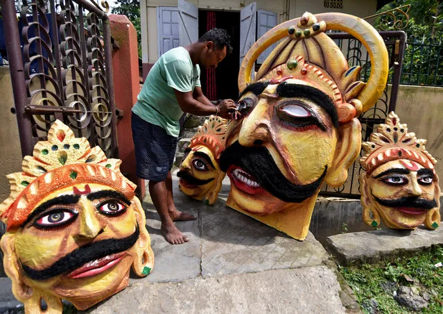 An artisan paints an effigy of the demon king Ravana during preparations for the upcoming Hindu festival of Dussehra, in Guwahati, October 10, 2018. (Photo by Anuwar Hazarika/Reuters)