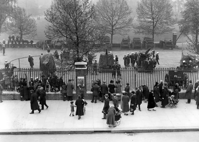 People talk through the railings to sailors who are guarding Hyde Park, London, May 4, 1926, after it had been closed to the public. Hyde Park has been turned into a stronghold, guarded by police, soldiers and sailors, where food and munitions are being massed. (Photo by AP Photo)