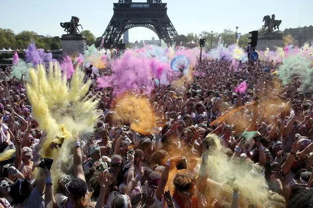 Participants take part in the Color Run near the Eiffel Tower in Paris April 19, 2015. (Photo by Benoit Tessier/Reuters)