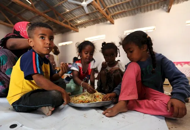 Yemeni children eat at a temporary shelter after fleeing violence with their families in Yemen, at the port town Bosasso in Somalia's Puntland April 17, 2015. (Photo by Feisal Omar/Reuters)