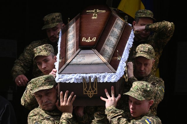 Ukrainian soldiers carry the coffin of Ukrainian serviceman Taras Osmyakevych, who was killed in action, during a funeral ceremony in Lviv on May 2, 2024, amid the Russian invasion of Ukraine. (Photo by Yuriy Dyachyshyn/AFP Photo)