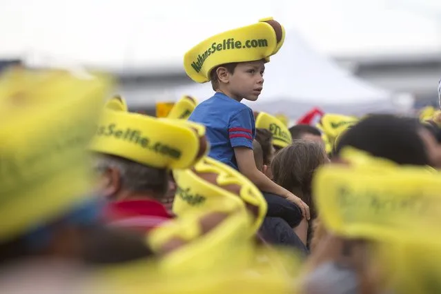 A boy wearing a hot dog hat is seen in the crowd before the annual Fourth of July 2015 Nathan's Famous Hot Dog Eating Contest in Brooklyn, New York July 4, 2015. (Photo by Andrew Kelly/Reuters)