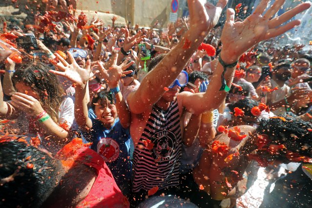 Revelers throw tomatoes during the annual “La Tomatina” tomato food fight festival in Bunol, near Valencia, Spain on August 28, 2019. (Photo by Juan Medina/Reuters)