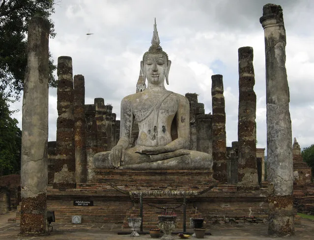 Sukhothai: A general view of a Buddha statue is seen at the Sukhothai historical park in Sukhothai September 17, 2009. (Photo by Ajay Kamalakaran/Reuters)