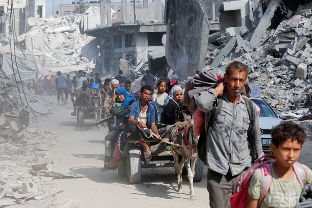 Palestinians make their way to return to neighbourhoods in the eastern side of Khan Younis after Israeli forces pulled out from the area, amid the Israel-Hamas conflict, in Khan Younis, in the southern Gaza Strip on July 30, 2024. (Photo by Mohammed Salem/Reuters)