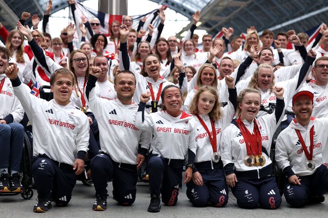 Poppy Maskill, Bruce Dee, Brock Whiston, Isaac Towers, Jack Shephard, Grace Harvey, Rachel Choong, Iona Winnifrith, Suzanna Hext, Maisie Summers-Newton, Louise Sugden, Krysten Coombs and Nathan Maguire pose alongside the rest of the ParalympicsGB Team as they arrive back in the UK via Eurostar at St Pancras International Station on September 09, 2024 in London, England. (Photo by Tim P. Whitby/Getty Images)