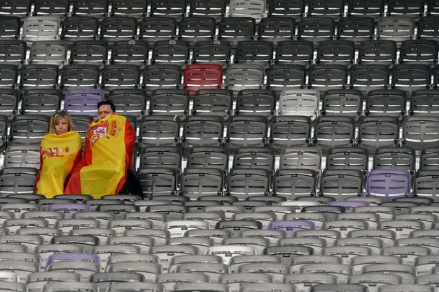 Spain supporters sit wrapped in the national flag ahead of the Euro 2016 group D football match between Spain and Czech Republic at the Stadium Municipal in Toulouse on June 13, 2016. (Photo by Nicolas Tucat/AFP Photo)