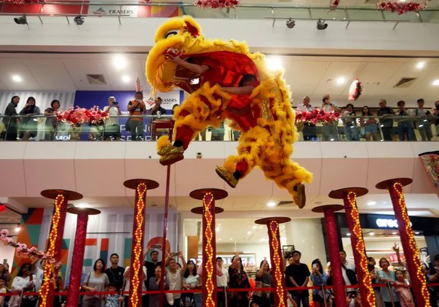 Lion dancers perform at a shopping mall ahead of Chinese New Year in Singapore on January 23, 2020. (Photo by Feline Lim/Reuters)
