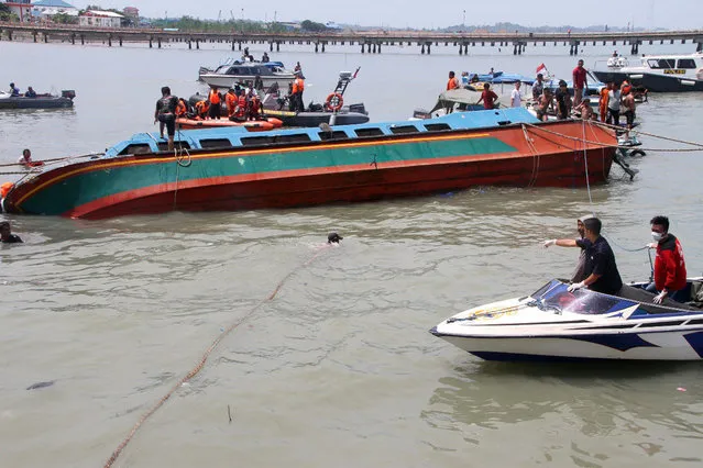 Rescuers attempt to bring a speedboat that sank off Tarakan island to the surface after it was towed towards the shore in North Kalimantan, Indonesia, Tuesday, July 25, 2017. More than a dozen people have been killed and missing in two sea accidents in eastern and central Indonesia since the weekend. Sinkings are common in the world's largest archipelago nation, where boats are a popular and relatively cheap form of transportation. (Photo by AP Photo/Hermawan)