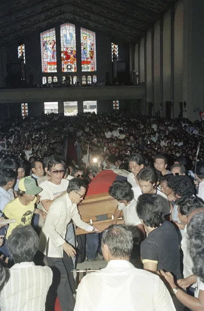 Crowds estimated by the local police chief at hundreds of thousands gather in front of the Santo Domingo Church where the body of slain Senator Benigno Aquino was taken in a mile long procession, August 25, 1983. He was killed by a lone gunman last Sunday. (Photo by Bullit Marquez/AP Photo)
