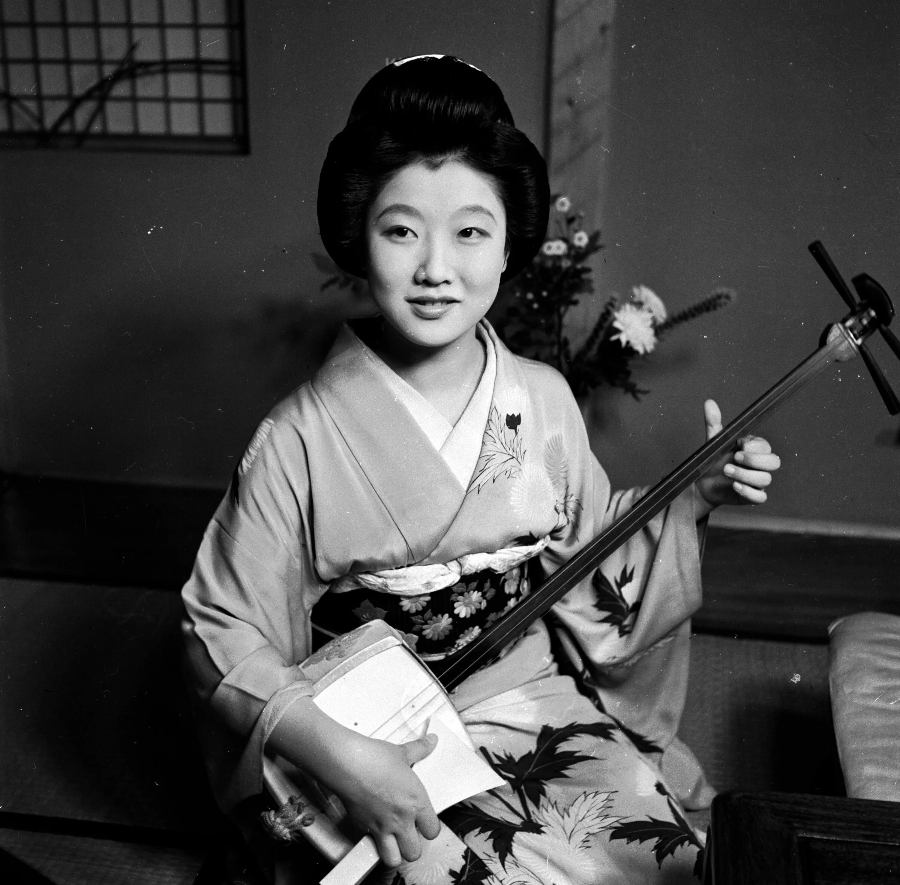 Ретро японских мам. Гейши в Японии. Япония 19 век гейши. Мемуары гейши сямисэн. Гейши 20 века.