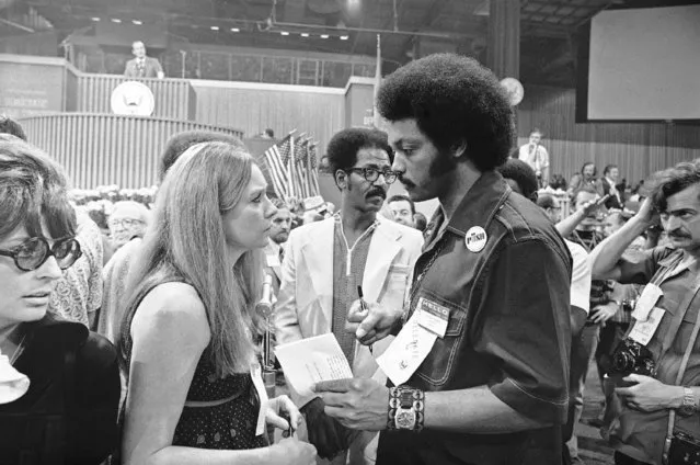 Democratic National Convention delegates Shirley MacLaine of California and Jesse Jackson of Illinois talk on the convention floor, July 12, 1972 in Miami Beach, Fla. (Photo by AP Photo)