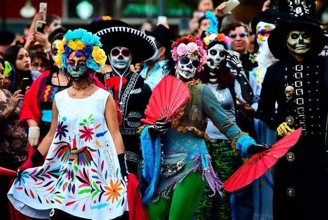 People fancy dressed as “Catrina” take part in the “Catrinas Parade” along Reforma Avenue, in Mexico City on October 22, 2017. (Photo by Ronaldo Schemidt/AFP Photo)