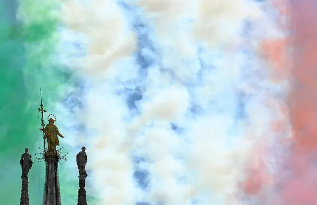 The Madonnina, a statue of the Virgin Mary atop Duomo cathedral, is seen during a performance of the Frecce Tricolori of the Italian Air Force as they perform to show unity and solidarity following the outbreak of the coronavirus disease (COVID-19), in Milan, Italy, May 25, 2020. (Photo by Flavio Lo Scalzo/Reuters)