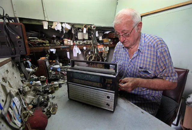 Roberto, 82, repairs radios built in the former Soviet Union, in his workshop in Havana May 25, 2016. (Photo by Enrique de la Osa/Reuters)