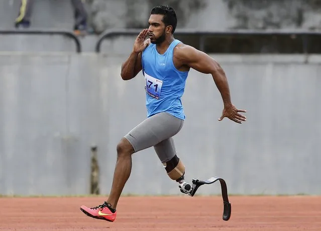 A Sri Lankan army veteran, who lost his leg during the war in Sri Lanka, runs during the men's 400m at the Army Para Games in Diyagama September 17, 2015. Victims and activists welcomed a U.N. call on Wednesday for Sri Lankan state forces and Tamil Tigers to face prosecution for alleged war crimes, including mass killings of civilians, by a special court with international judges. (Photo by Dinuka Liyanawatte/Reuters)