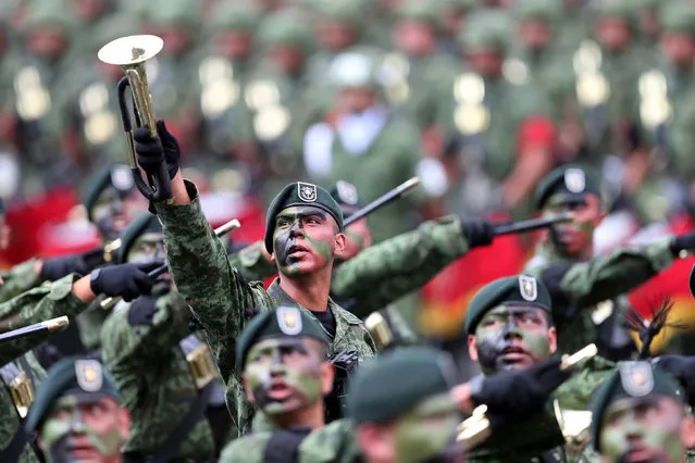 Soldiers participate in a military parade celebrating Independence Day at Zocalo Square in downtown Mexico City, Mexico, September 16, 2016. (Photo by Edgard Garrido/Reuters)