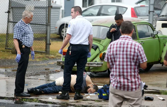 FBI, police and investigators and NYC terror Suspect Ahmad Khan Rahami shot son Elizabeth Ave in Linden, New Jersey on September 19, 2016. (Photo by Ed Murray/NJ Advance Media for NJ.com)