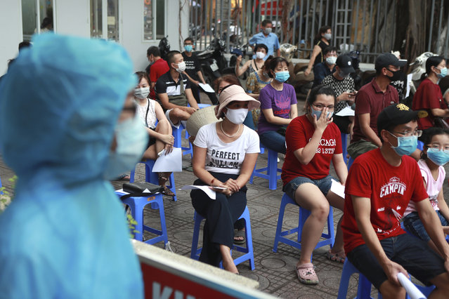 People wait in line for COVID-19 test in Hanoi, Vietnam, Friday, July 31, 2020. Vietnam reported on Friday the country's first ever death of a person with the coronavirus as it struggles with a renewed outbreak after 99 days without any cases. (Photo by Hau Dinh/AP Photo)