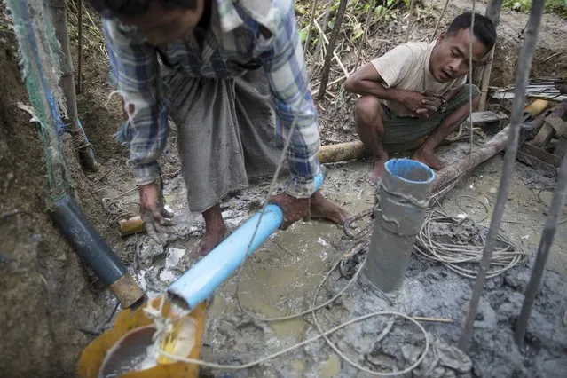Men work to extract crude oil by hand at Yaynan Taung (Oil Mountain) in Kyaukpyu township, Rakhine state, Myanmar October 6, 2015. (Photo by Soe Zeya Tun/Reuters)