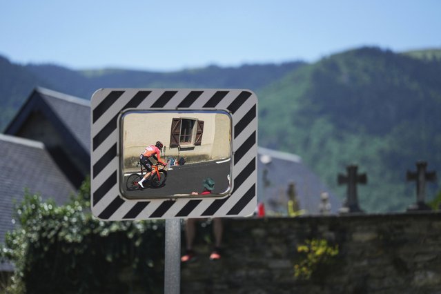 Reflected in a mirror, Britain's Geraint Thomas climbs during the thirteenth stage of the Tour de France cycling race, an individual time-trial over 10.5 kilometers (6.5 miles) in the Pyrenees mountains with start in Loudenvielle and finish in Peyragudes, France, Friday, July 18, 2025. (Photo by Mosa'ab Elshamy/AP Photo)