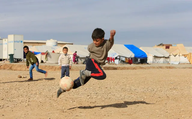 Displaced Iraqi children, who fled the Islamic State stronghold of Mosul, play at Khazer camp, Iraq December 5, 2016. (Photo by Alaa Al-Marjani/Reuters)