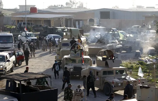 Iraqi security forces and Shi'ite Fighters are seen during clashes with Islamic State militants in Salahuddin province March 2, 2015. Iraq's armed forces, backed by Shi'ite militia, attacked Islamic State strongholds north of Baghdad on Monday as they launched an offensive to retake the city of Tikrit and the surrounding Sunni Muslim province of Salahuddin.   REUTERS/Thaier Al-Sudani 