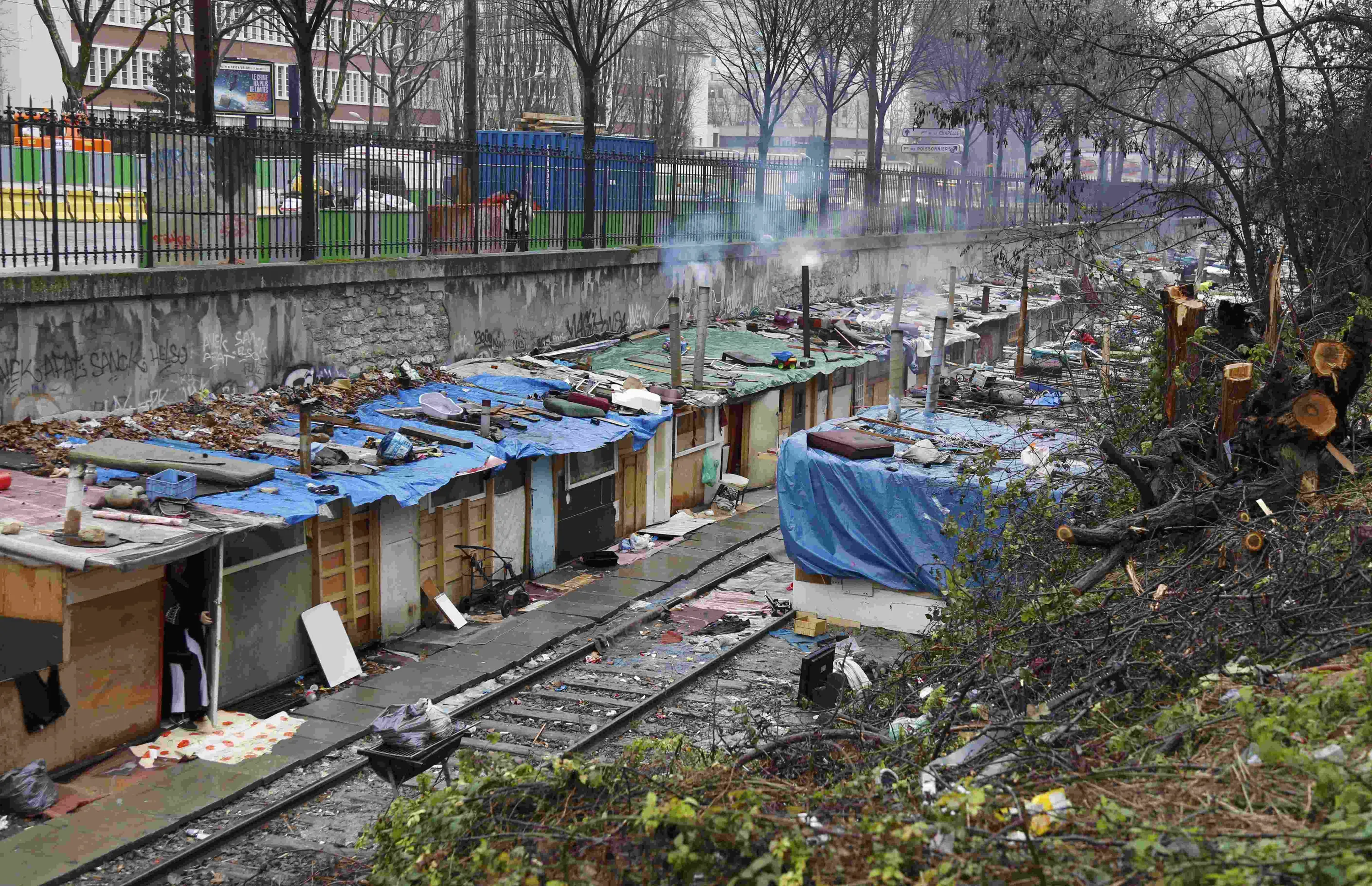 Poor paris. Окраины Парижа трущобы. Трущобы Парижа гетто. Окраины Парижа гетто. Берлин окраины трущобы.