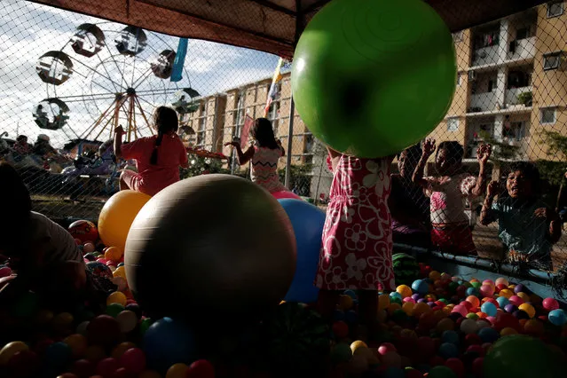 Children play at a temporary amusement park during the Christmas and New Year holiday at Muara Baru flats in Jakarta, Indonesia December 28, 2016. (Photo by Reuters/Beawiharta)