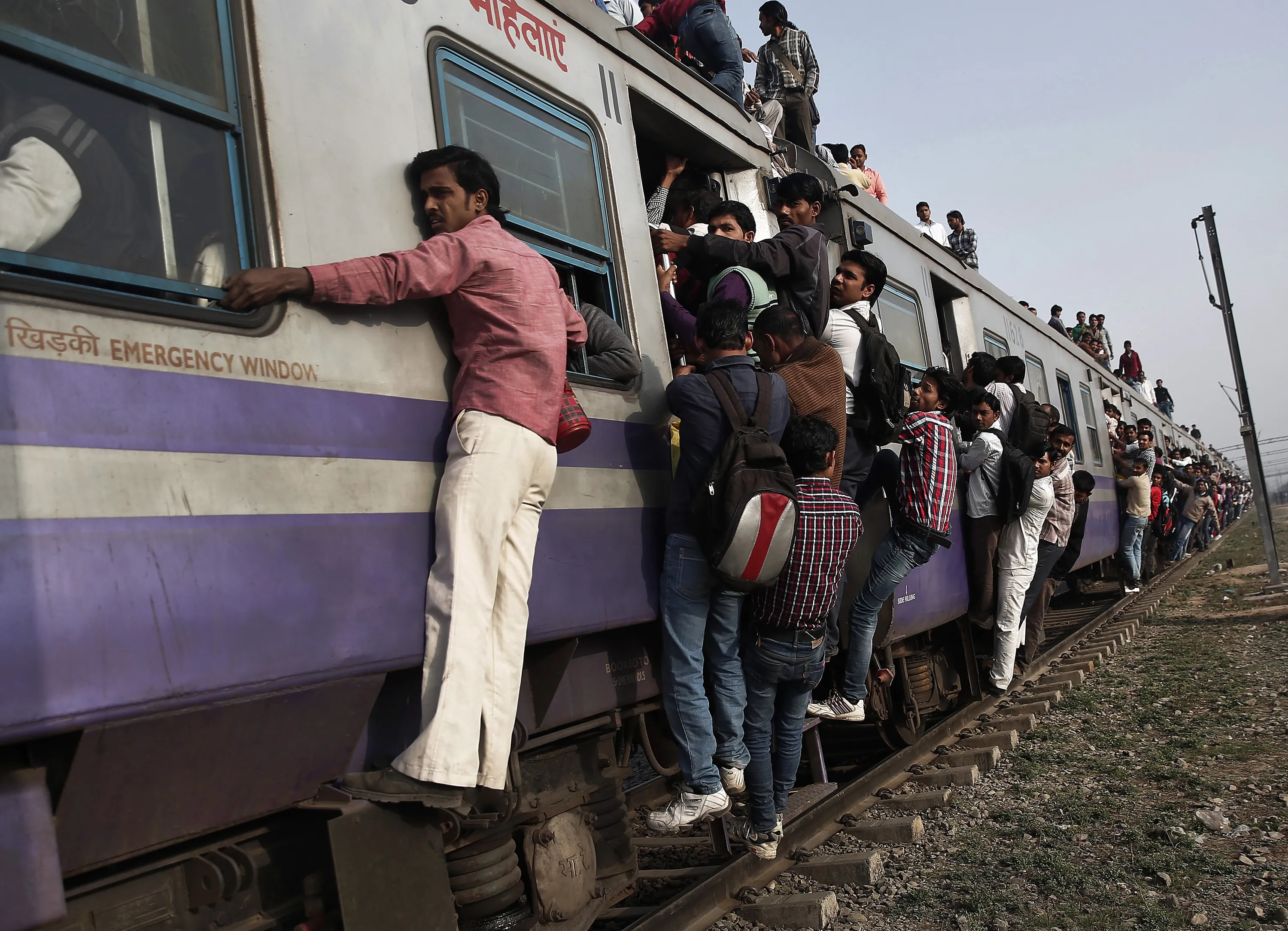 В вагоне электропоезда ехали. Железные дороги Индии. Дорога железная в Индии Индии. Поезд в Индии с людьми.