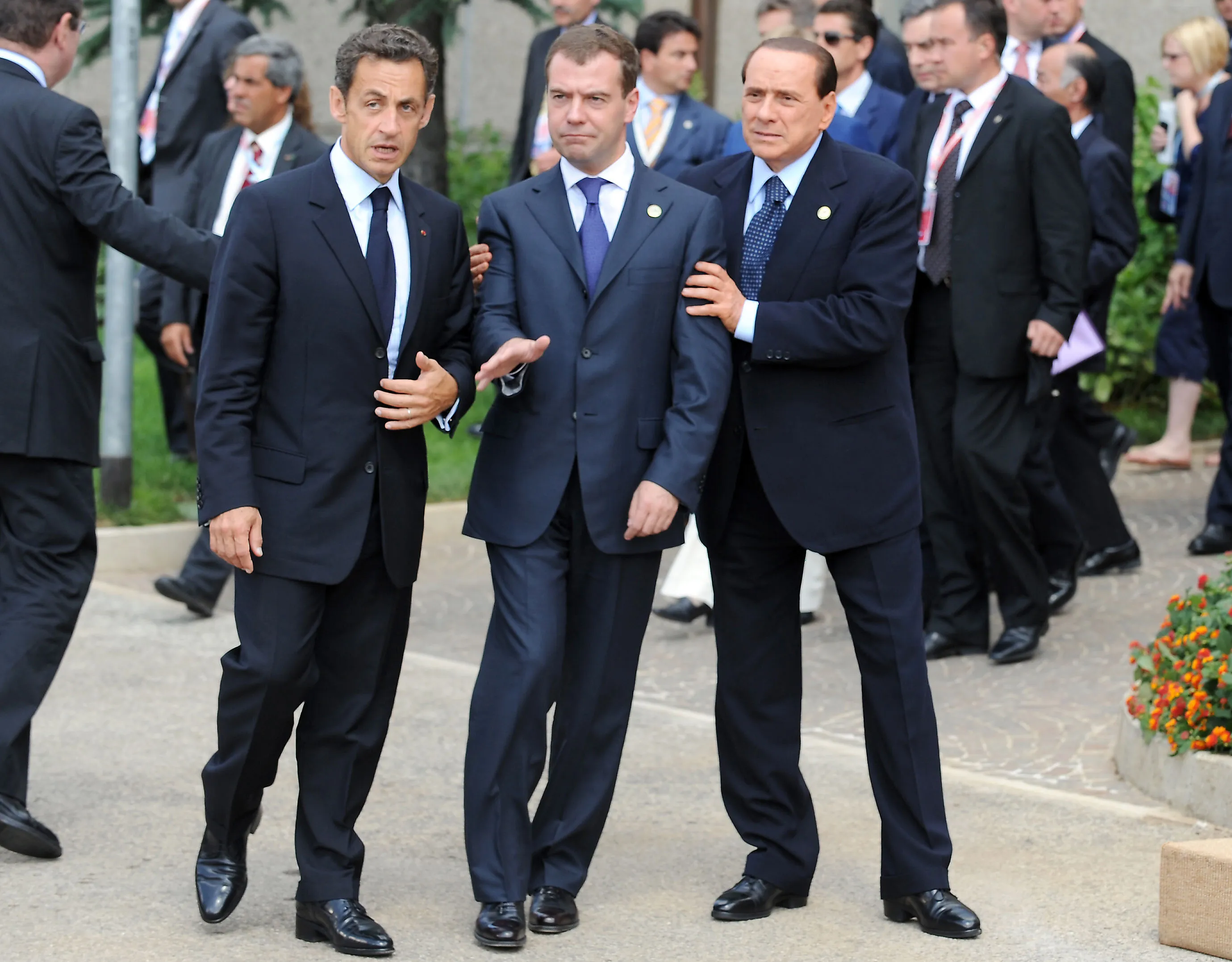 Когда русские вновь стали хозяевами в стране. Медведев Берлускони Саркози. Берлускони 2010 g8 Summit. Саркози Медведев Берлускони Обама.