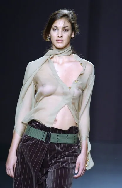 A model wears an outfit from the Lemoniez Fall/Winter 2002/03 Collection February 20, 2002 during the Cibeles Fashion Week in Madrid, Spain. (Photo by Carlos Alvarez/Getty Images)