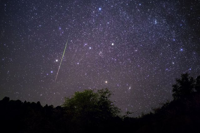 Bright meteor streaking across the night sky above Payson, Arizona during the Leonids meteor shower, 2020. (Photo by Getty Images/iStockphoto)