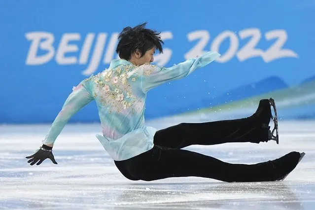 Yuzuru Hanyu, of Japan, falls in the men's free skate program during the figure skating event at the 2022 Winter Olympics, Thursday, February 10, 2022, in Beijing. (Photo by David J. Phillip/AP Photo)