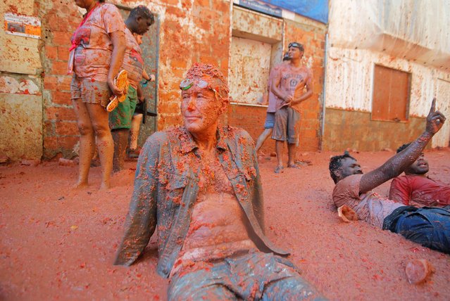 A reveler sits in tomato pulp during the annual “La Tomatina” tomato food fight festival in Bunol, near Valencia, Spain on August 28, 2019. (Photo by Heino Kalis/Reuters)