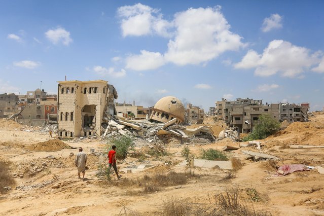 Some Palestinians return their homes with the withdrawal of Israeli army in the eastern parts of the city which has been under ground attacks that has been going on for 8 days despite declaring it a safe zone in Khan Yunis, Gaza on July 30, 2024. (Photo by Ashraf Amra/Anadolu via Getty Images)