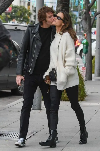 Alessandra Ambrosio shares a kiss with boyfriend Nicolo Oddi after some shopping and lunch with a friend at Il Pastaio in Beverly Hills, CA. on December 23, 2019. Alesandra dons a pair of black boots with an oversized sweater for their outing. (Photo by Backgrid USA)