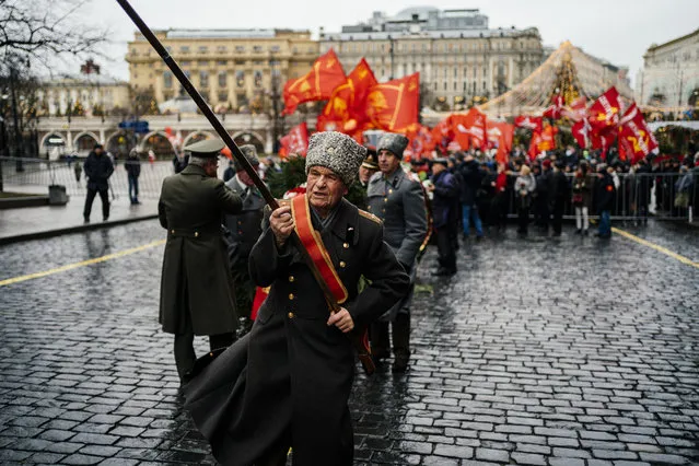 Russian Communist Party supporters holding red flags gather by Red Square to take part in a memorial ceremony to mark the 96th anniversary of the death of Russian communist revolutionary Vladimir Ilyich Ulyanov, also known as Lenin, in downtown Moscow on January 21, 2020. (Photo by Dimitar Dilkoff/AFP Photo)