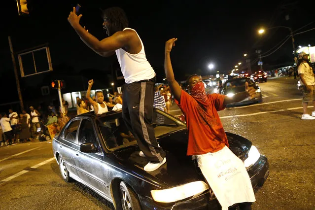 Protesters demonstrate outside the Triple S Food Mart where Alton Sterling was shot dead by police in Baton Rouge, Louisiana, U.S. July 7, 2016. (Photo by Jonathan Bachman/Reuters)