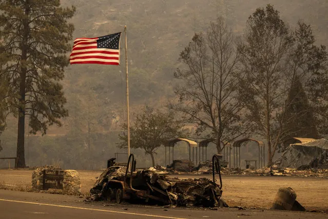 The charred remains of a boat on a trailer are seen at the McKinney Fire in the Klamath National Forest northwest of Yreka, California, on July 31, 2022. The largest fire in California this year is forcing thousands of people to evacuate as it destroys homes and rips through the state's dry terrain, whipped up by strong winds and lightning storms The McKinney Fire was zero percent contained, CalFire said, spreading more than 51,000 acres near the city of Yreka. (Photo by David McNew/AFP Photo)