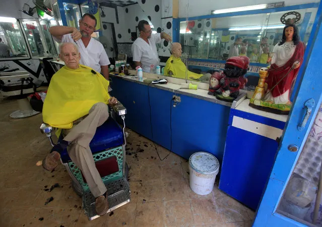A man has his haircut at a private barber shop in Havana May 25, 2016. (Photo by Enrique de la Osa/Reuters)