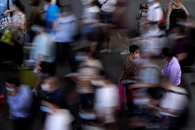 People wearing face masks wait for the train at Suzhou Railway Station, following the coronavirus disease (COVID-19) outbreak, in Suzhou, Jiangsu province, China on July 7, 2020. (Photo by Aly Song/Reuters)